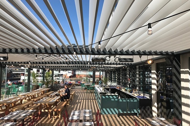 ein Beispiel für eine Pergola über einem Restaurant in Schweden