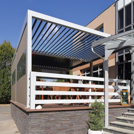 Pergola für Terasse. Pergola an Wand. Wandpergola