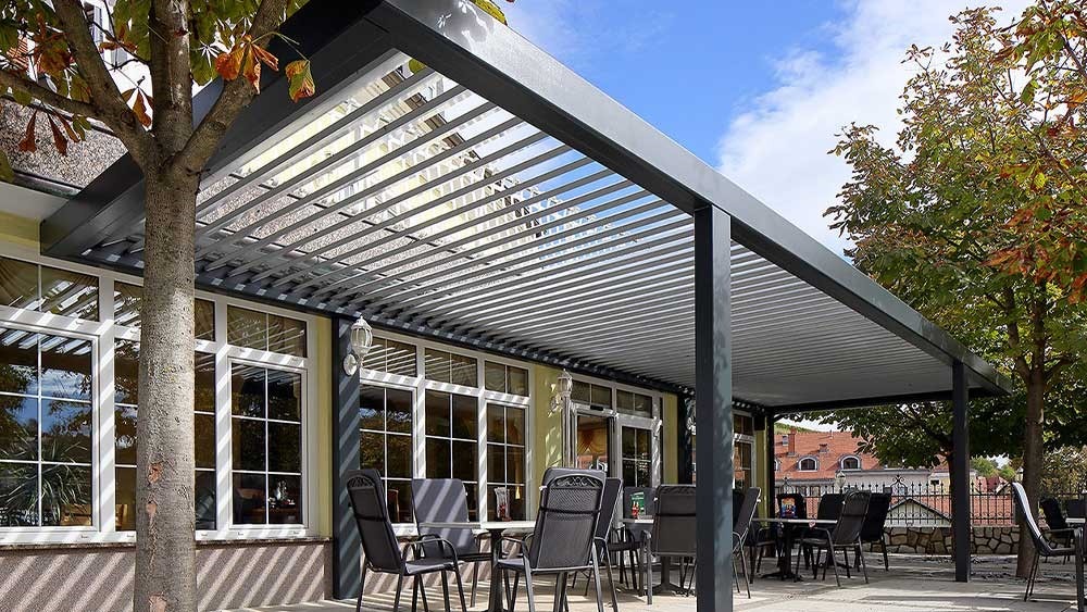 graue Pergola als Teil eines Restaurants in Slowenien